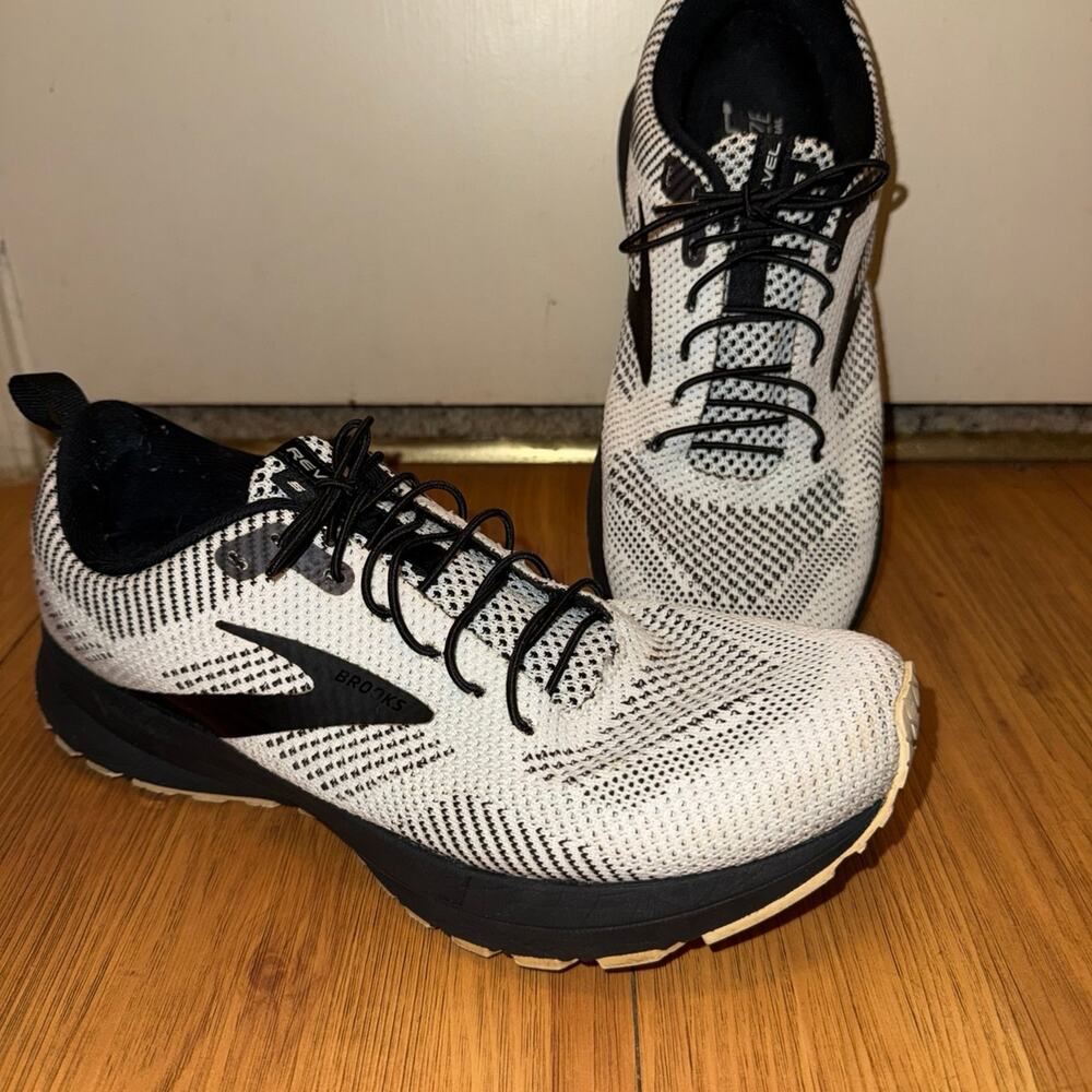 Brooks Revel 5 Women’s Running Shoes – White/Black – Size 10B